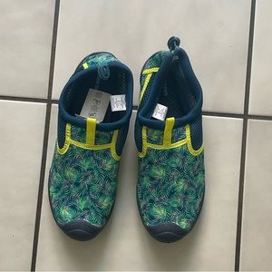 Lands’ End slip on water shoes SZ 10